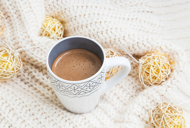 Шоколадная чашка с шерстяным свитером и украшением огней
 - Фото, изображение