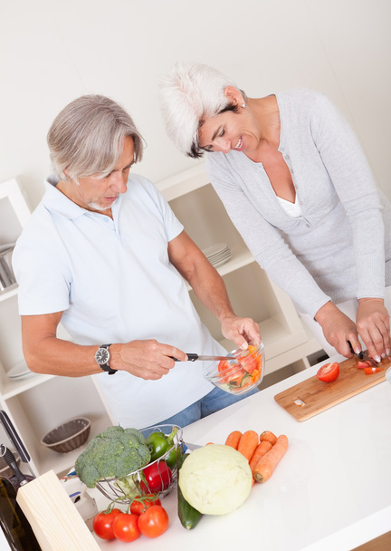 Middle-aged couple preparing a meal - Foto, Imagem