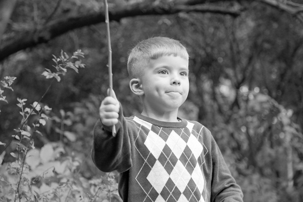 hermoso rubio sonriente pequeño niño sostiene una taza en la naturaleza
  - Foto, Imagen