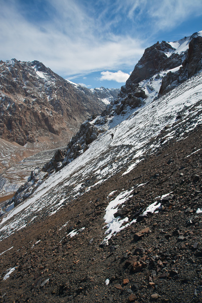 Hunter gaat op de trail op een steile rotsachtige helling - Foto, afbeelding