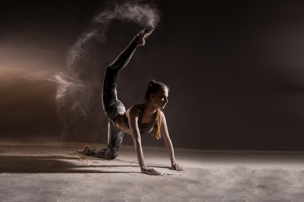Girl dancing with a flour - Foto, Imagen