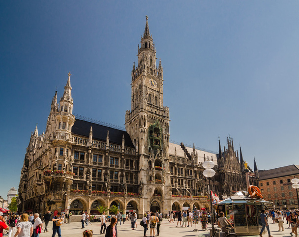 Crowd of tourists are walking near The New Town Hall at the northern part of Marienplatz - Foto, Imagen