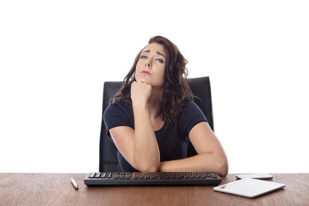 Geschäftsfrau sitzt am Schreibtisch im Büro - Foto, Bild