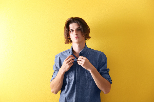 Handsome young man on yellow background - Foto, afbeelding
