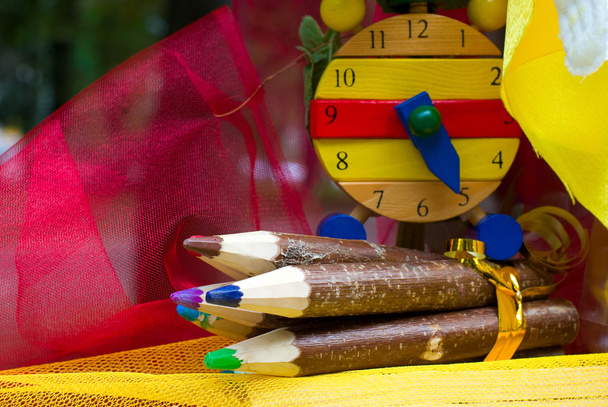 Большие деревянные карандаши и часы
 - Фото, изображение