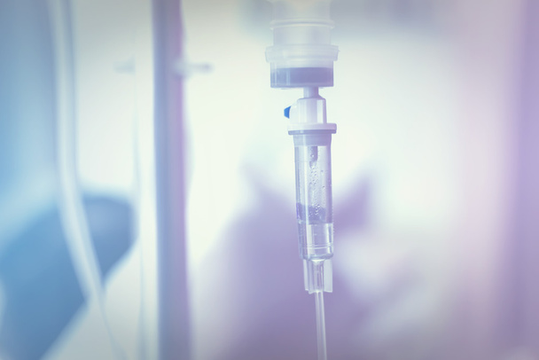 Gros plan solution saline IV goutte à goutte pour le patient à l'hôpital
 - Photo, image