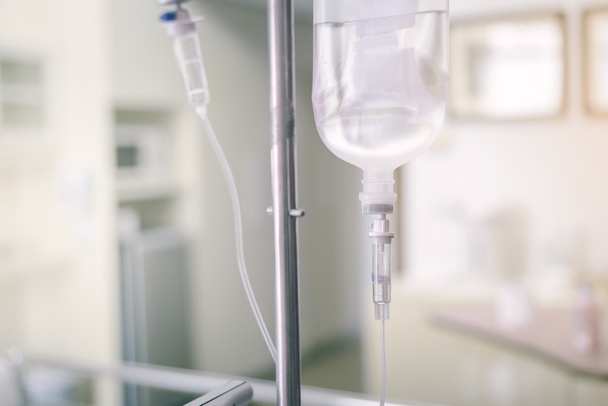 Закрыть IV солевой раствор капельницы для пациента в больнице
 - Фото, изображение