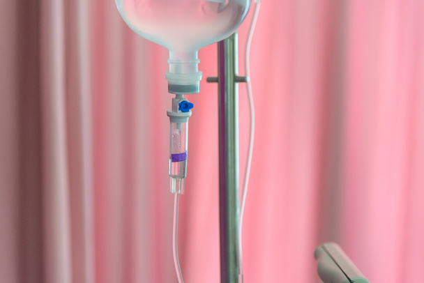 Закрити IV сольовий розчин крапельниці для пацієнта в лікарні
 - Фото, зображення
