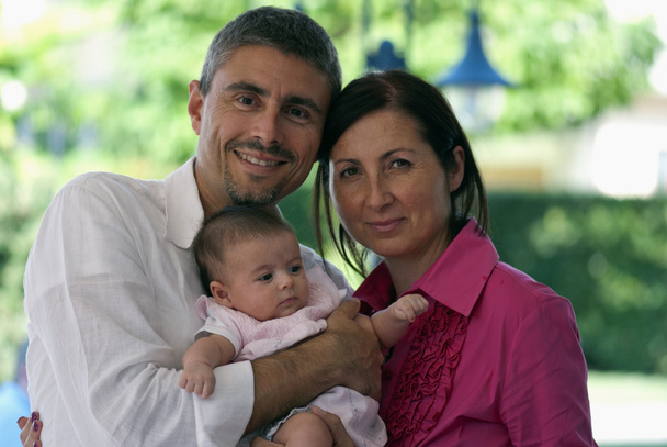 mladý pár s jejich dcerou na večírku, Itálie - Fotografie, Obrázek