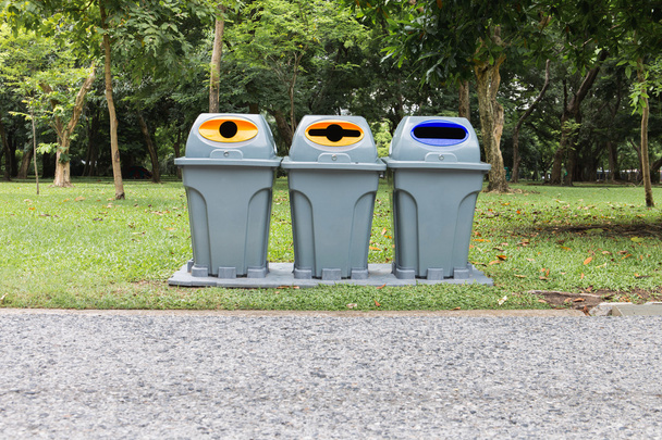 Τρεις είδους δοχείο απορριμμάτων, ανακύκλωσης στο πάρκο - Φωτογραφία, εικόνα