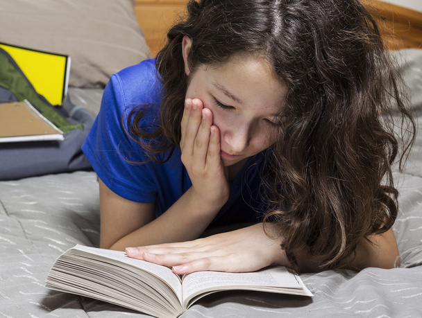 若い女の子の寝室で本を読んで - 写真・画像