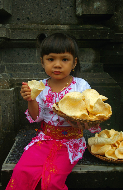 Chica sosteniendo galletas de langostino
 - Foto, imagen