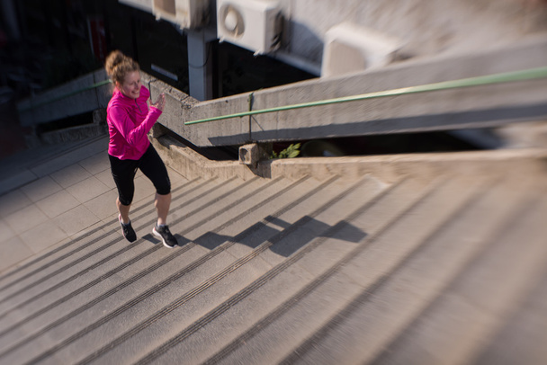 Frau joggt auf Stufen - Foto, Bild