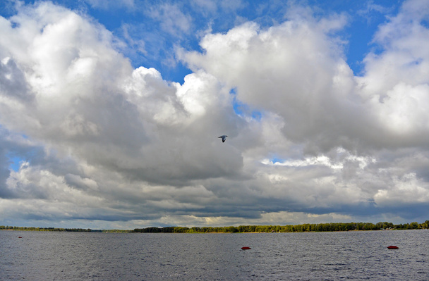 Zobacz na brzegu Wołgi z Samara miasta atcloudy dnia, Błękitne niebo z chmur cumulus - Zdjęcie, obraz