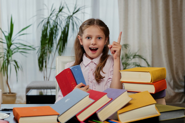Pozitif küçük kız okuma seviyor - Fotoğraf, Görsel