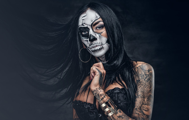 Tattooed girl with skull make up - Valokuva, kuva