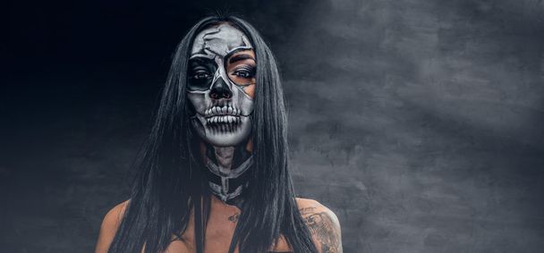Chica tatuada con cráneo maquillaje
 - Foto, Imagen