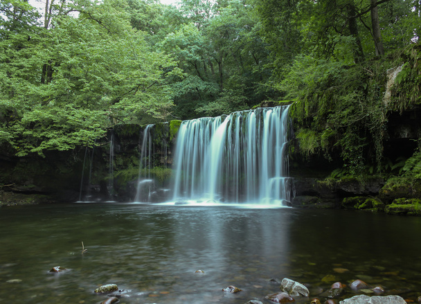 лесной водопад на горной реке в Уэльсе, Великобритания, Англия
 - Фото, изображение