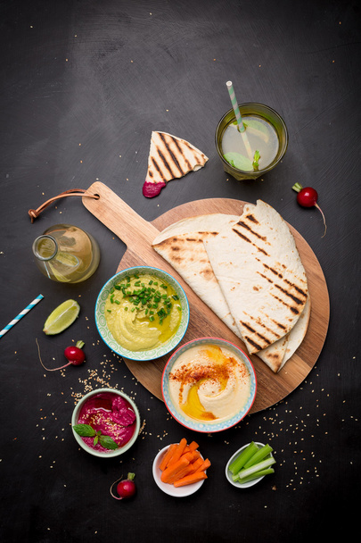 Various vegetarian colorful dips with pita bread - Foto, afbeelding
