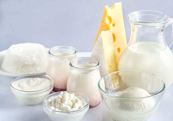mléčné výrobky na bílém pozadí - Fotografie, Obrázek
