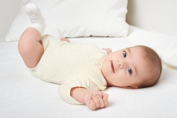 ritratto del bambino si trovano su asciugamano bianco a letto
 - Foto, immagini