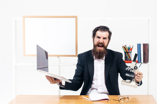 Angry businessman with laptop - Фото, зображення