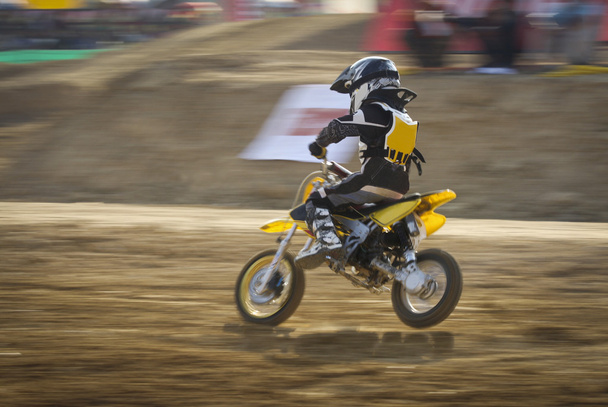 Motocross-Fahrräder rasen in die Bahn - Foto, Bild