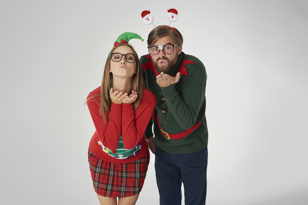 Gente en coloridos jerséis de Navidad en divertido concepto de vacaciones
 - Foto, imagen