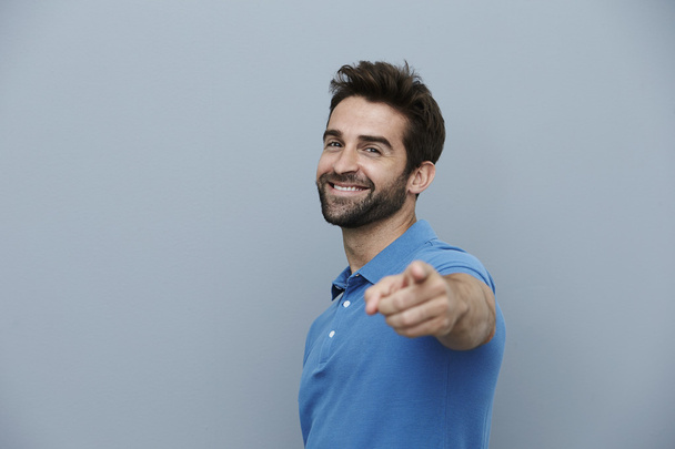 Smiling man pointing  - Foto, imagen