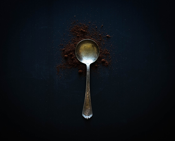 Vintage old aged spoon with coffee - Foto, afbeelding