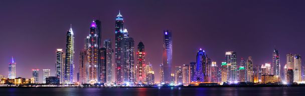 erstaunliche Nacht-Panorama von Dubai Marina. mehrere höchste Wolkenkratzer der Welt mit Wohngebäuden, Dubai, Vereinigte Arabische Emirate - Foto, Bild