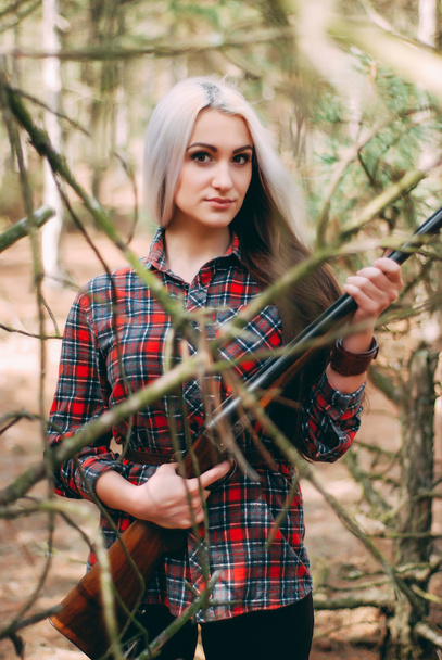 Güzel kadını avcı silahla ormanda - Fotoğraf, Görsel