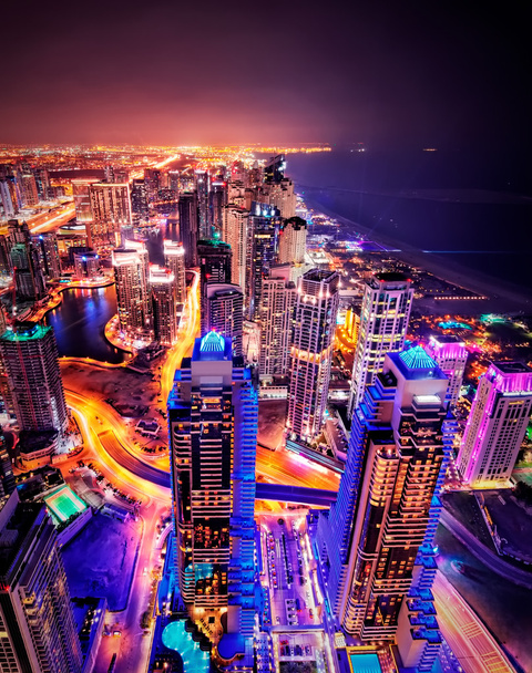 Gece boyunca görkemli renkli dubai marina manzarası. Birden fazla en yüksek gökdelenler dünya. Dubai marina, Birleşik Arap Emirlikleri. - Fotoğraf, Görsel