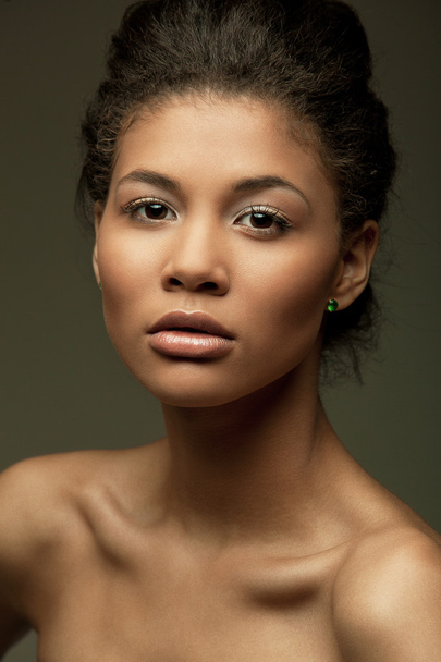 Fashionable portrait of an extraordinary beautiful naked african american female model with perfect smooth glowing mulatto skin and full lips, studio shoot - Foto, imagen