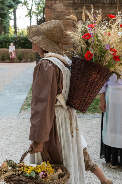 Плетений кошик переноситься плечем молодого сільськогосподарського wi
 - Фото, зображення