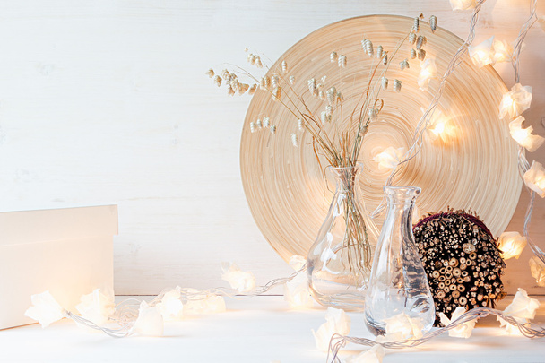 Beyaz ahşap zemin üzerinde ışıklı Noel ev dekorasyon.  - Fotoğraf, Görsel