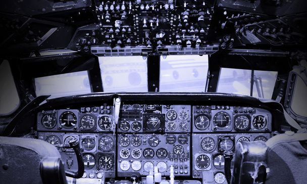 Console centrale et manettes des gaz dans l'avion
 - Photo, image
