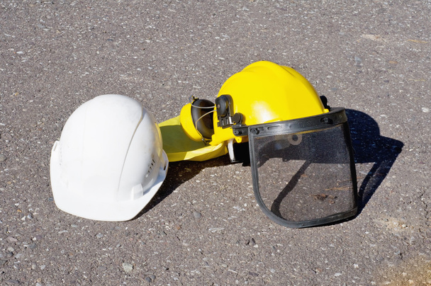 cascos de construcción amarillos y blancos
 - Foto, Imagen