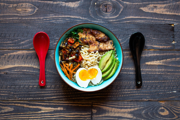 Japanese noodles bowl with chicken, carrots, avocado - Foto, Imagem