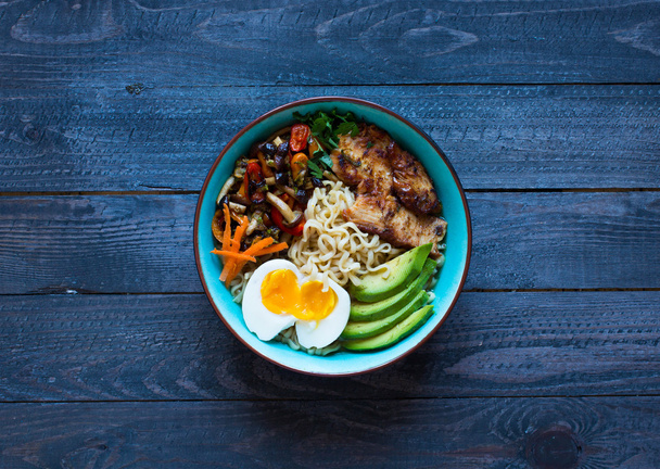 Japanese noodles bowl with chicken, carrots, avocado - Foto, Imagen