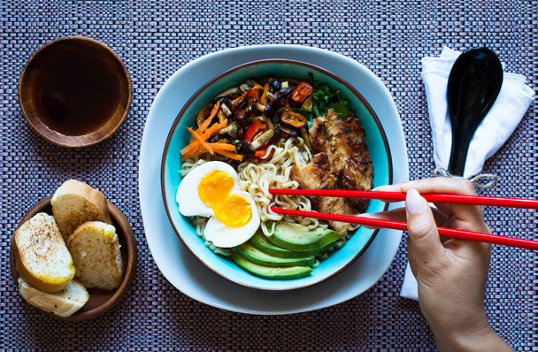 Japanese noodles bowl with chicken, carrots, avocado - Foto, Imagen