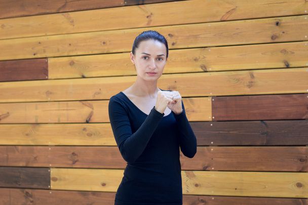 Nuori kunto nainen harjoitukset aikana nyrkkeily harjoitus
 - Valokuva, kuva