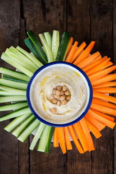 Hummus classico con bastoncini di carota e cucetriolo
 - Foto, immagini
