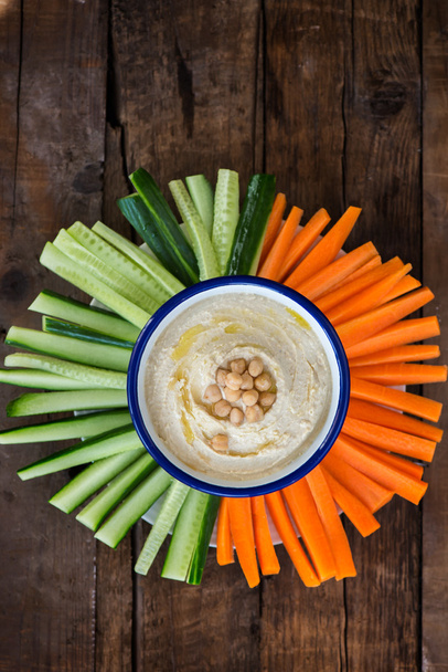 Klassieke Hummus met wortel en Cucucmber Sticks - Foto, afbeelding