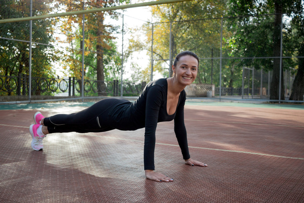 Fiatal fitness nő nem nyújtó gyakorlatok képzés során - Fotó, kép