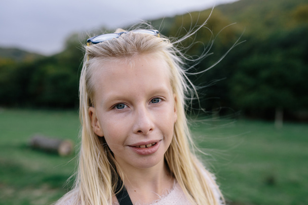 portret Blondynka, cieszyć się życiem na zewnątrz w parku - Zdjęcie, obraz