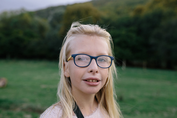 Portret Blondynka w okularach na świeżym powietrzu w parku - Zdjęcie, obraz