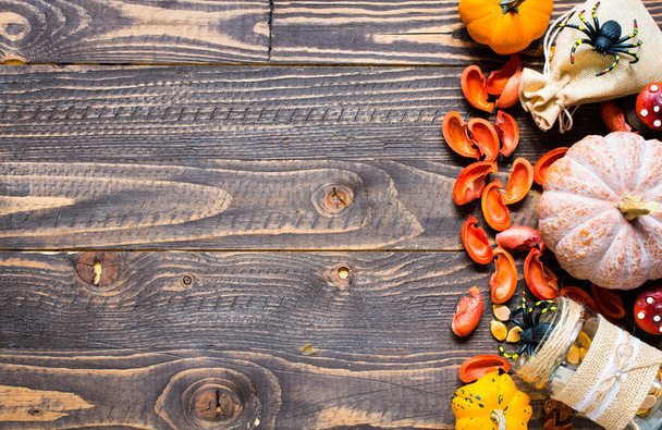 Halloween pompoenen, op houten achtergrond - Foto, afbeelding