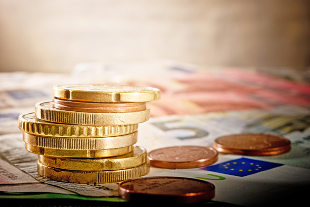 Деталь валюты евро на столе
 - Фото, изображение