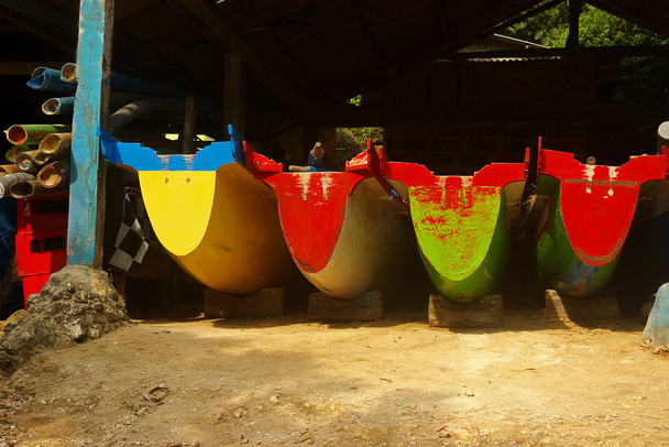 Quattro barche colorate
 - Foto, immagini